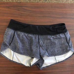 Rare print speed up 2 “  lululemon shorts!🤍🖤